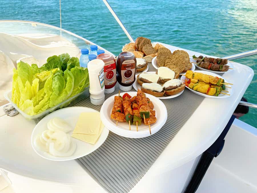 Dubai: 2 hr Private Yacht Cruise & softdrinks + Optional BBQ - Key points at a glance
