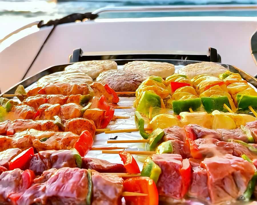 Dubai: 2 hr Private Yacht Cruise & softdrinks + Optional BBQ - Choosing the BBQ option