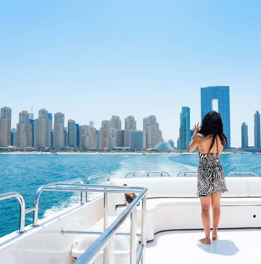 Dubai: Instagrammable Yacht Tour with Drinks & Ain/JBR Views - Boarding the yacht and choosing your seat