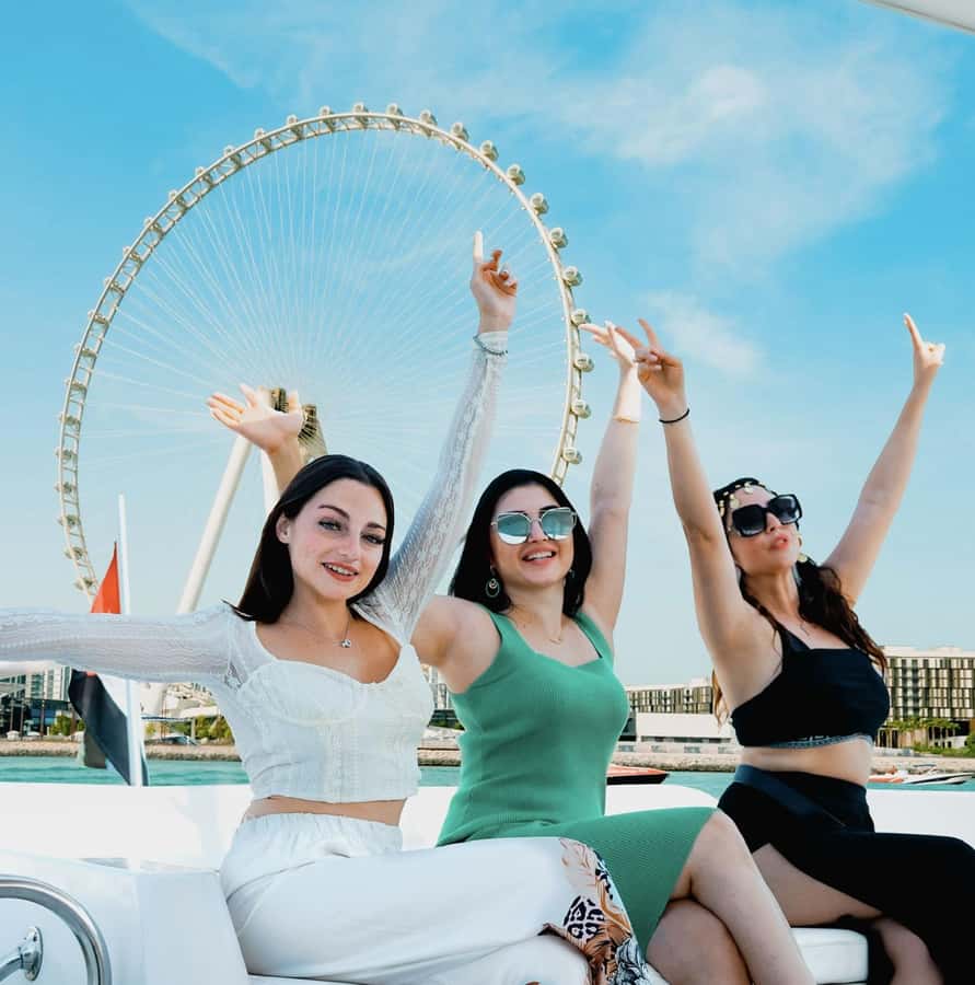 Dubai: Instagrammable Yacht Tour with Drinks & Ain/JBR Views - Making the most of the photo stops
