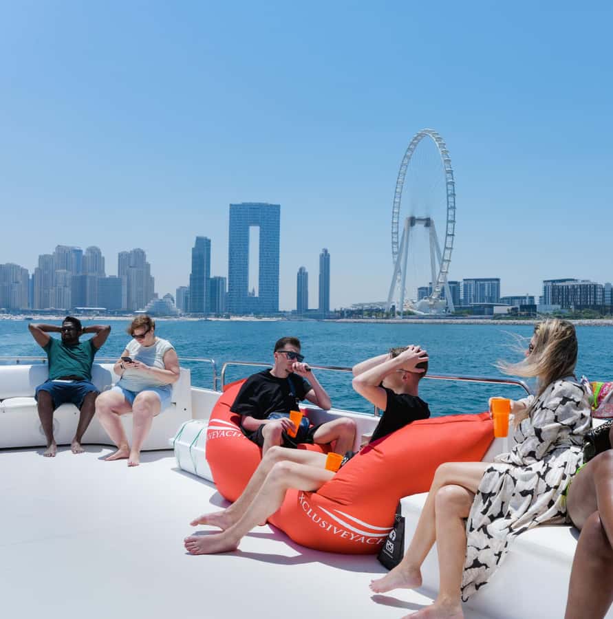 Dubai: Instagrammable Yacht Tour with Drinks & Ain/JBR Views - Drinks, music, and the onboard mood