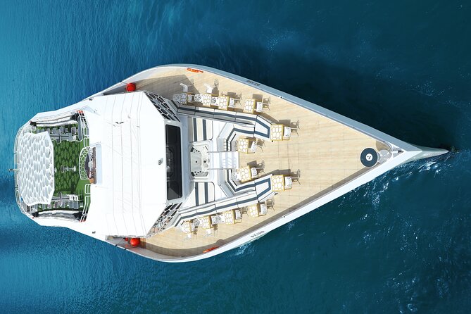 Dubai: Lotus Mega Yacht 3-Hours Dinner Cruise Tour - Getting to the departure point