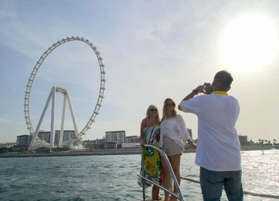 Dubai: Luxury Sunset Yacht Tour with Snacks and Drinks - Why this Dubai sunset yacht ride works so well