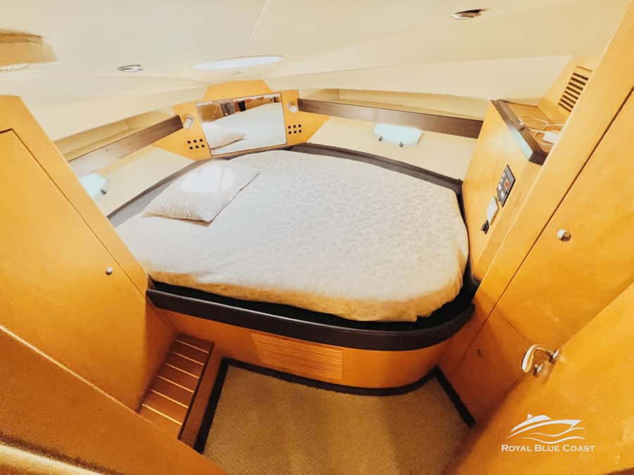 Dubai Marina: 2-Hour Mini Yacht Ride - What the crew adds to the experience
