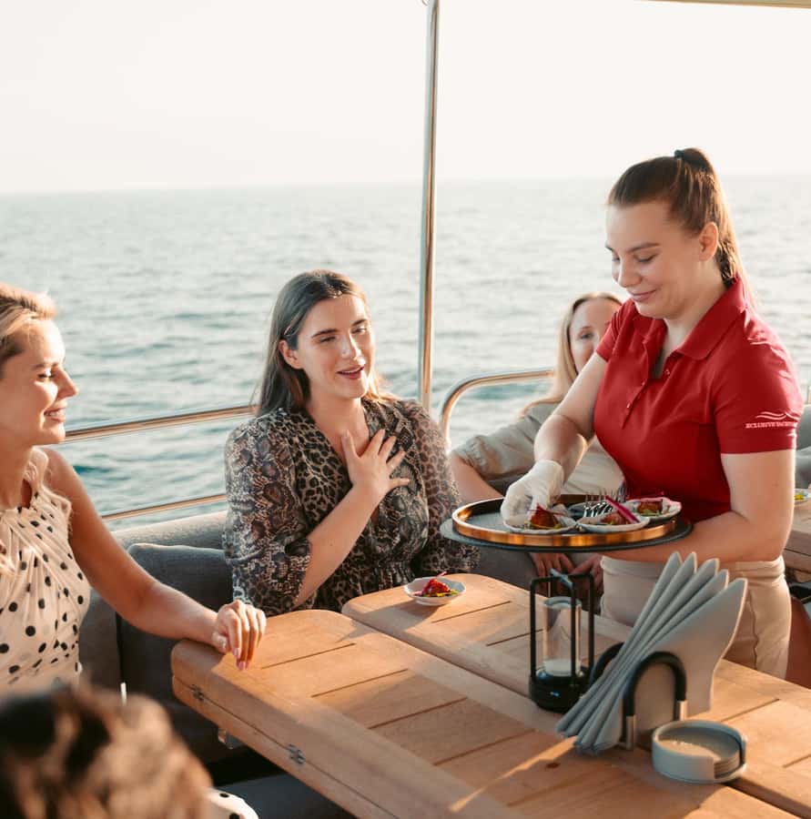 Dubai Marina: Luxury Yacht Tour with Breakfast or BBQ Option - Palm Jumeirah and Atlantis from the water