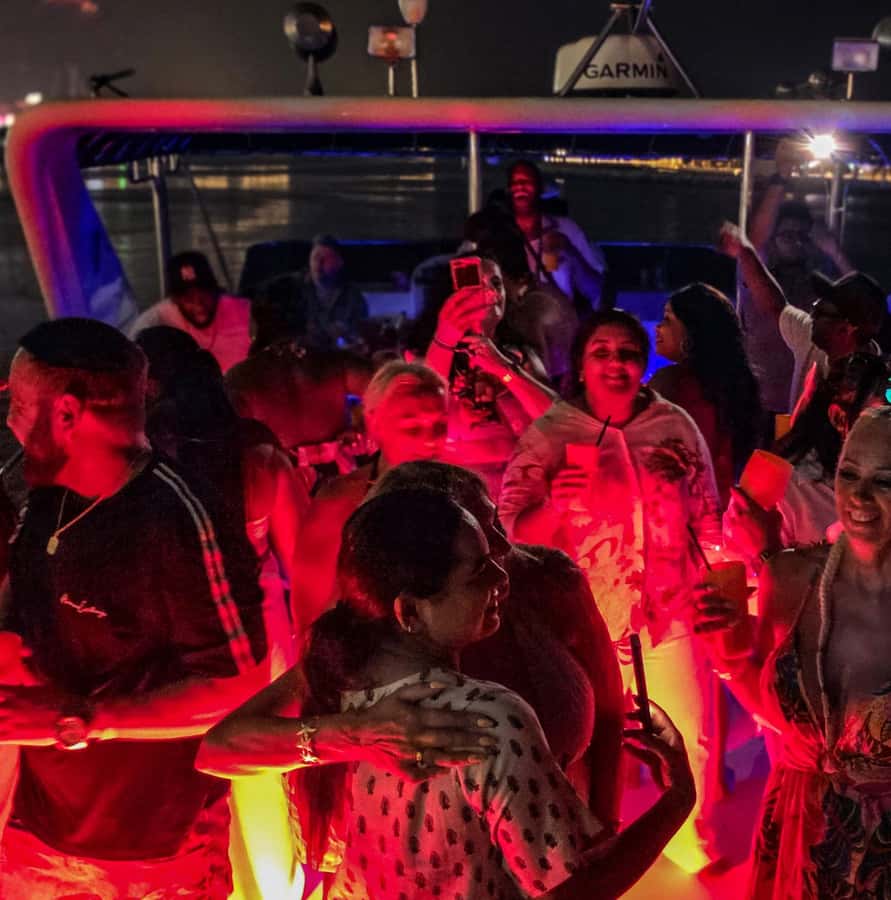 Dubai: Marina Yacht Party with BBQ, Unlimited Drinks and DJ - BBQ sliders and skewers served throughout the night