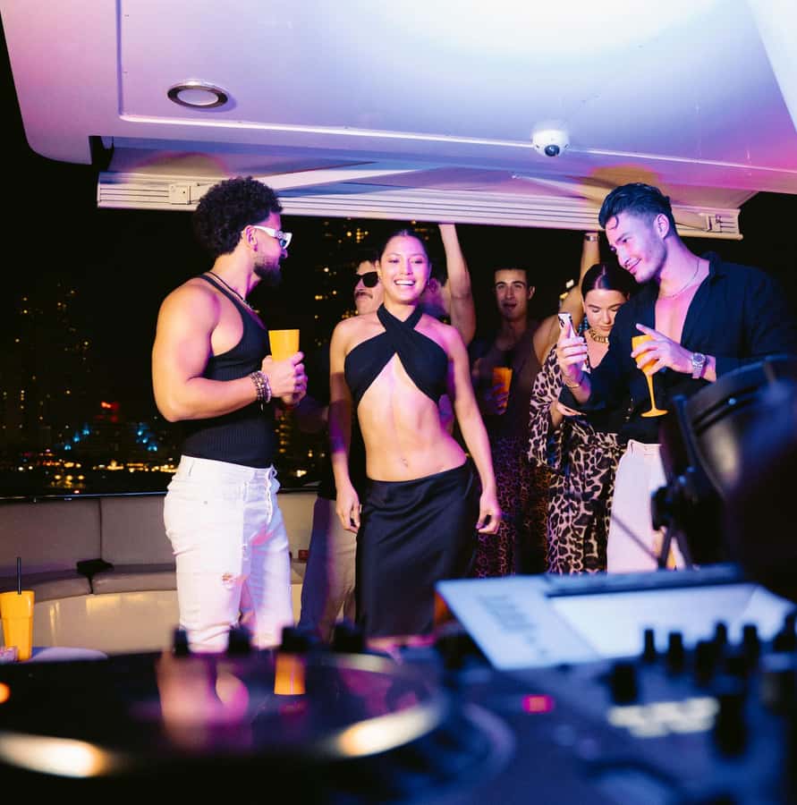 Dubai: Marina Yacht Party with BBQ, Unlimited Drinks and DJ - Unlimited drinks and the bar service