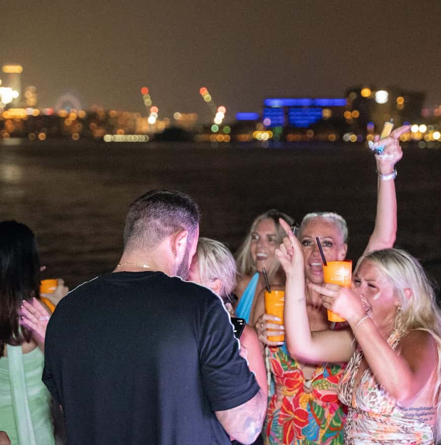 Dubai: Marina Yacht Party with BBQ, Unlimited Drinks and DJ - Comfort, heat, and the yacht itself
