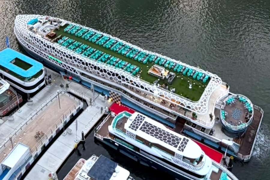 Dubai: Mega Yacht Dinner Cruise with Buffet - Should you book the Lotus Royale?