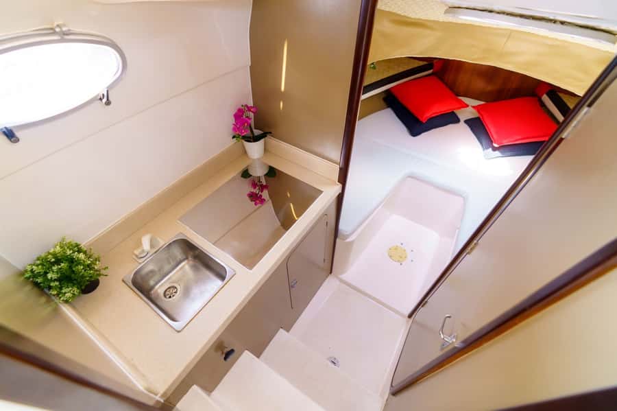 Dubai: Private Coastline Landmarks Mini-Yacht Tour - Comfort, drinks, photos, and fishing
