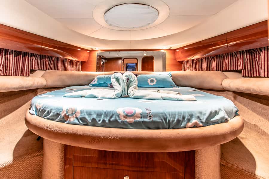 Dubai: Private Luxury Everest Yacht Cruise from Dubai Marina - What the $136 group price really means