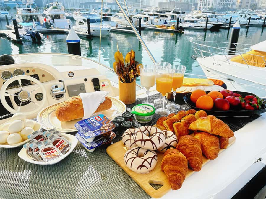 Dubai: Private Luxury Yacht Cruise + Optional Breakfast - Breakfast with Dubai moving past you