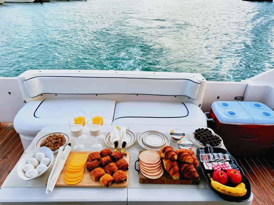 Dubai: Private Luxury Yacht Cruise + Optional Breakfast - Burj Al Arab and the open coast