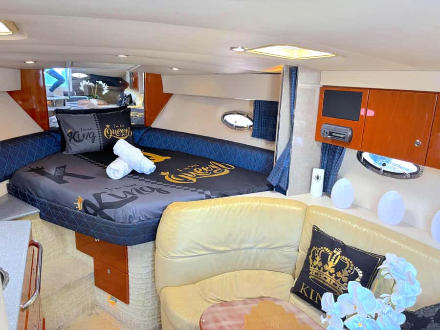 Dubai: Private Yacht Cruise for Unforgettable Memories - Sunset, city lights, and the best photo moments