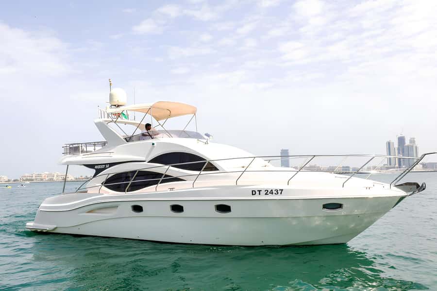 Dubai: Private Yacht Tour Experience with Soft Drinks - What the one-hour cruise can actually cover