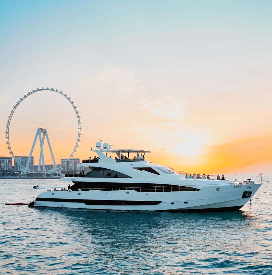 Dubai: Superyacht Experience with Live Music & Drinks - Swimming time and sunbed hours