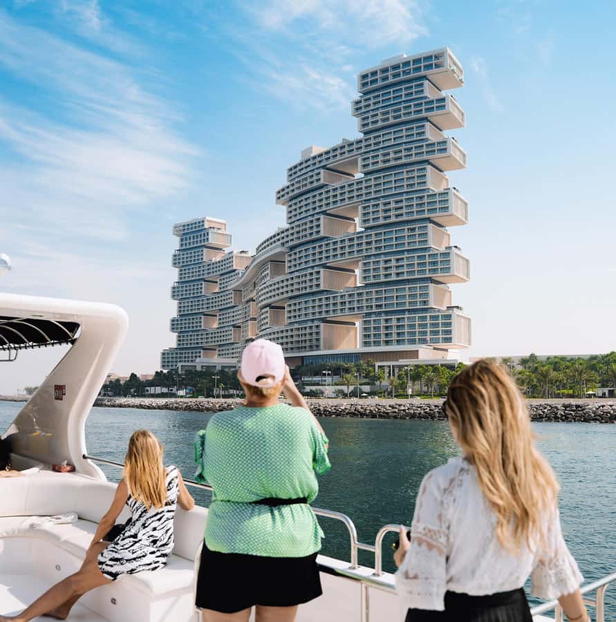 Dubai: Superyacht Experience with Live Music & Drinks - Food, drinks, and the value of the $113 fare