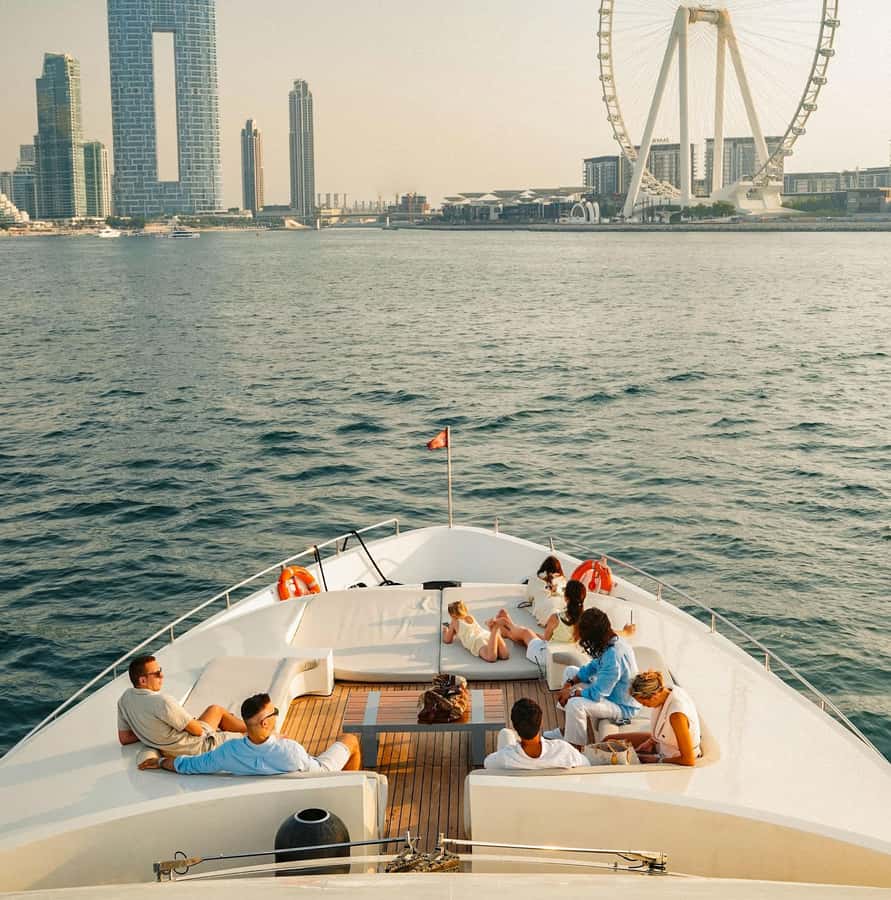 Dubai: Superyacht Experience with Live Music & Drinks - Music, dancing, and the three-deck rhythm