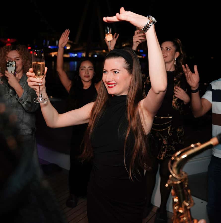 Dubai: Superyacht Experience with Party & Live DJ - What happens from 9 PM to midnight