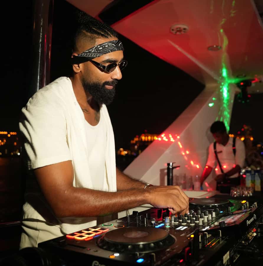 Dubai: Superyacht Experience with Party & Live DJ - Getting to Boarding Gate 2 at Dubai Harbour