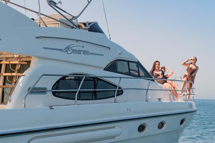 Dubai Yacht Tour - Boat Trip upto 12 guests Private event - Dubai Harbour departure and the short walk to the dock