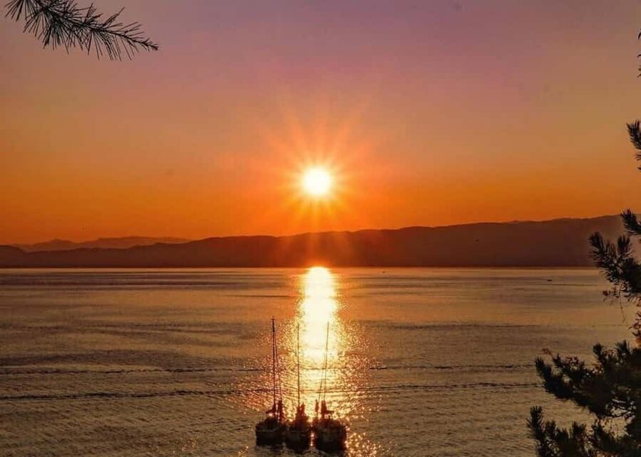 Dubrovnik:Romantic Sunset with a bottle of wine on a yacht - Choosing between Dubrovnik’s walls and the Elaphiti Islands