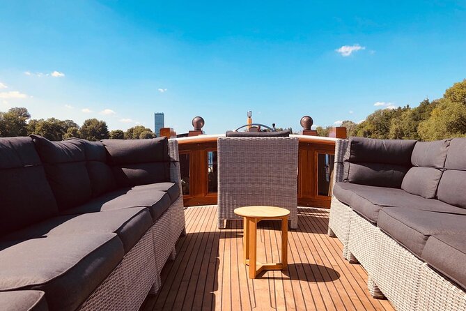 Evening aperitif tour aboard the motor yacht Fitzgerald - Passing the Reichstag from the water