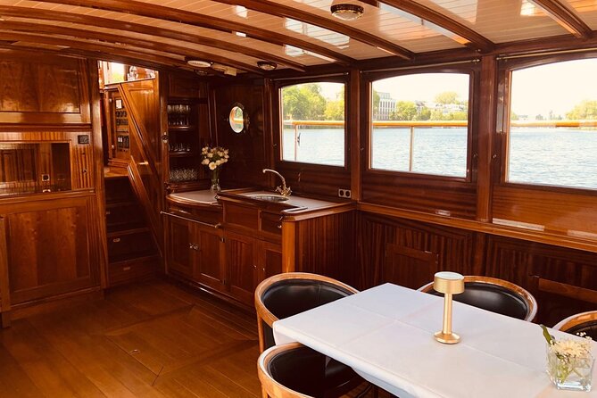 Evening aperitif tour aboard the motor yacht Fitzgerald - Wine, cocktails, and the price of a relaxed evening