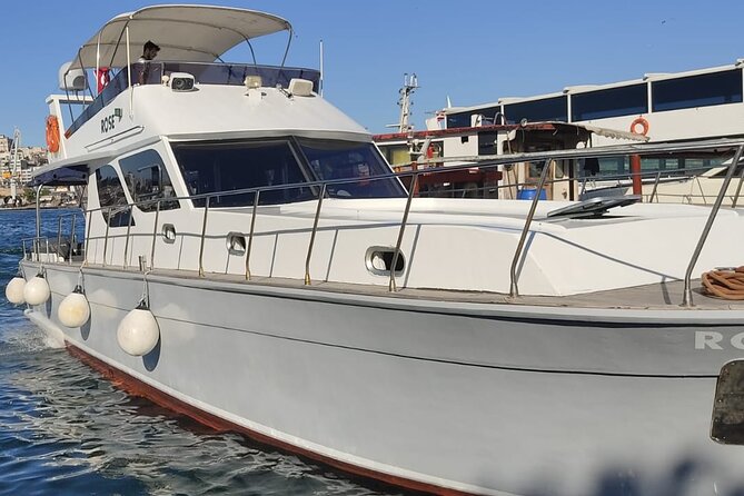 Exclusive Luxury Yacht Bosphorus Sightseeing Cruise in Istanbul - Beylerbeyi Palace from the water