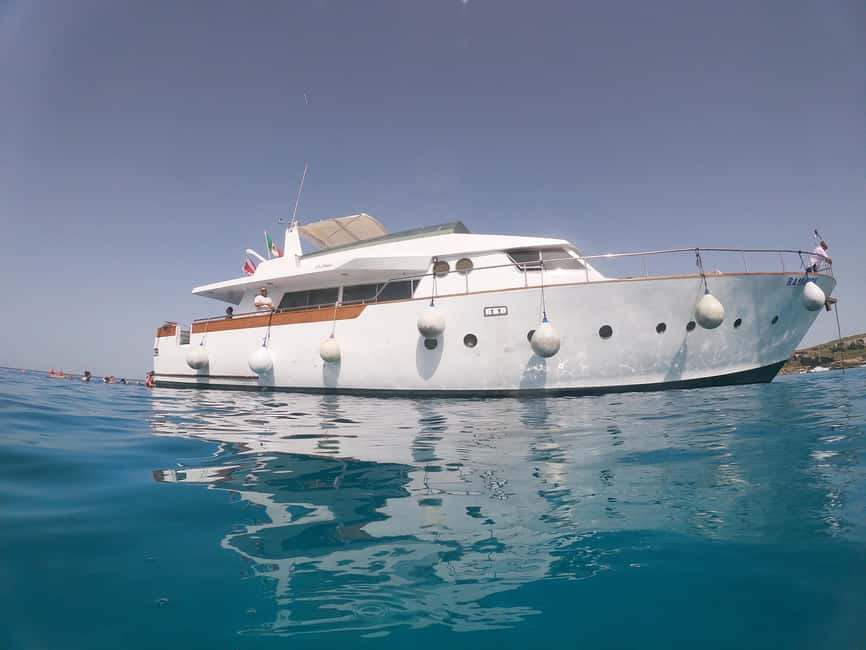 Favignana e Levanzo: tour condiviso Yacht Shalimar IV - Favignana by boat, with a second swim