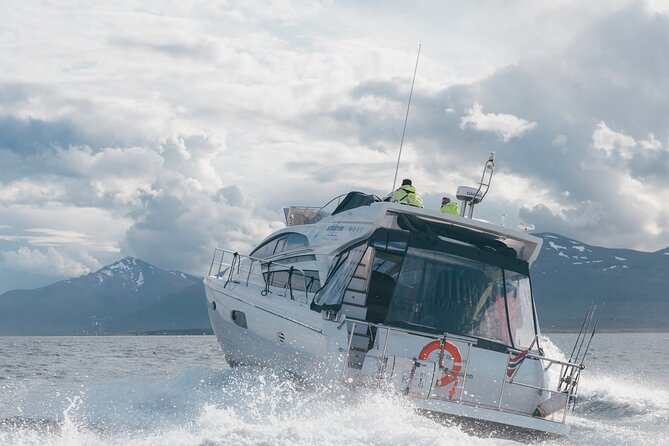 Fjordcruise - Luxury Yacht Arctic Queen - Slowing down in Sørbotn
