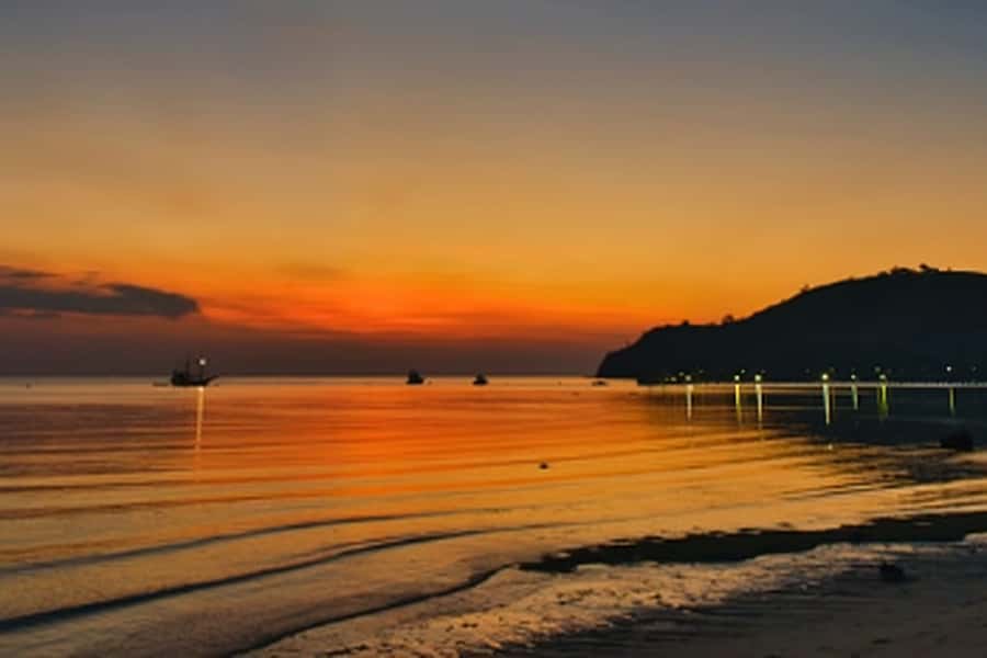 Flying Fox Sunset Cruise Private Boat Charter Labuan Bajo - Boarding the small boat at Kalong Village