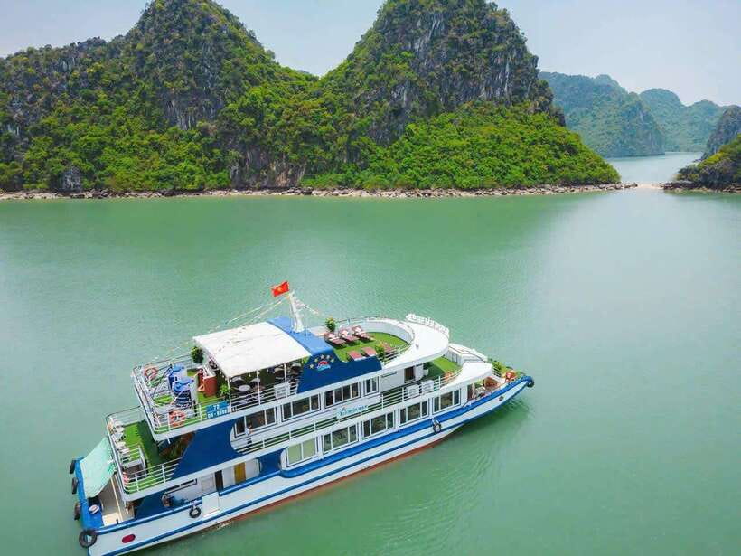 From Hanoi: Ha Long Bay Full-Day Luxury Cruise - Choosing a kayak or bamboo boat at Luon Cave