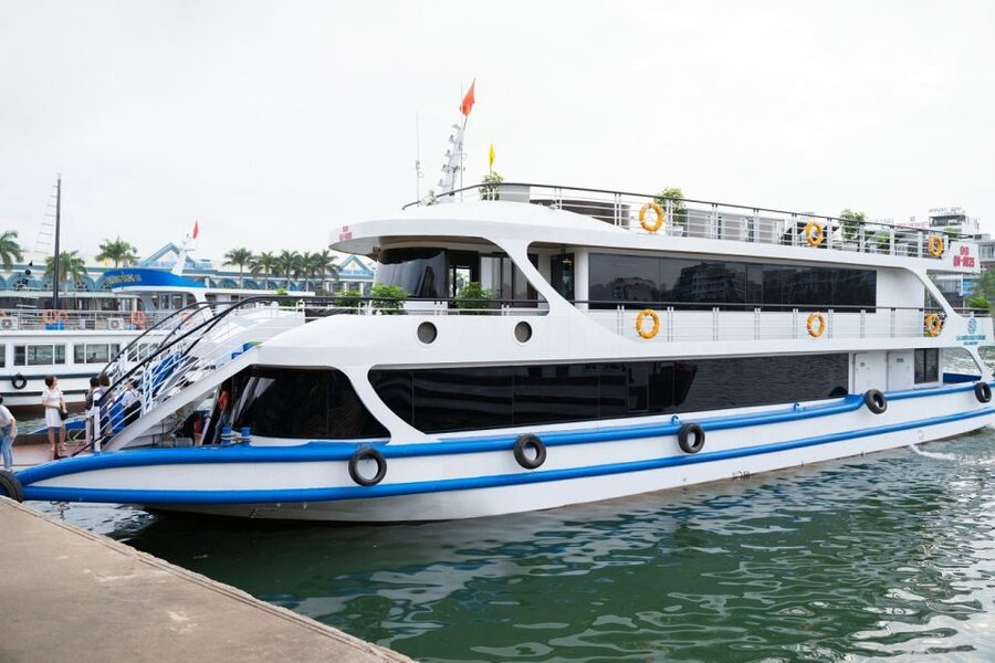 From Hanoi: Ha Long Bay Luxury Cruise Day Tour with Jacuzzi - Walking through Sung Sot Cave