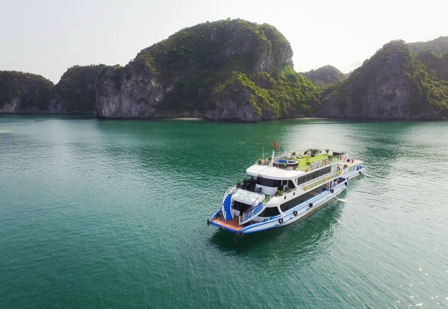 From Hanoi: Ha Long Bay Luxury Cruise Day Tour with Jacuzzi - What the service feels like on board