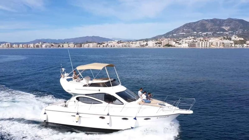 Fuengirola : 2 hours LUXURY Yacht Dolphin Trip DRINKS SNACKS - Finding dolphins in their natural setting