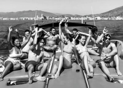 Fuengirola: Dolphin Watching by Yacht with Snacks and Drinks