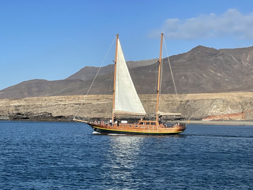 Fuerteventura: Exclusive Turkish Gulet Cruise with Lunch - The mood: relaxed cruise or floating party?