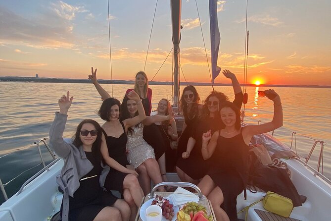 Gdańsk: Motlawa and Port yacht cruise with Welcome Drink - Seeing where Solidarity was born