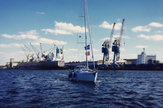 Gdańsk: Motlawa and Port yacht cruise with Welcome Drink - Boarding beside Oria Magic House