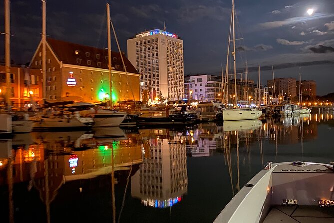 Gdansk: Scenic Evening Yacht Cruise with Welcome Drink - Boarding near Oria Magic House and the Motława