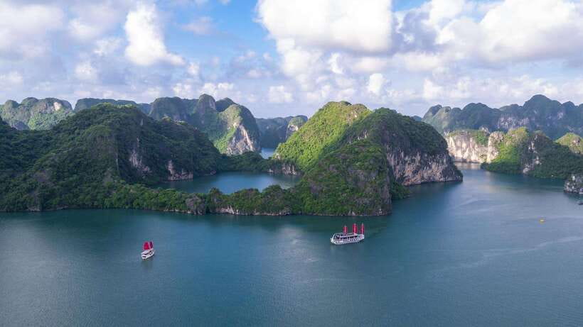 Ha Long Bay - Bai Tu Long Bay Luxury Boat Tour & Transfer - The guides can shape the whole day
