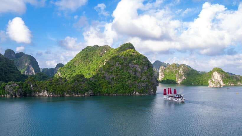 Ha Long Bay - Bai Tu Long Bay Luxury Boat Tour & Transfer - A long but rewarding day from Hanoi