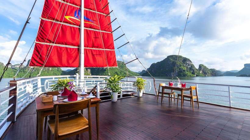 Ha Long Bay - Bai Tu Long Bay Luxury Boat Tour & Transfer - Setting out through Bai Tu Long Bay