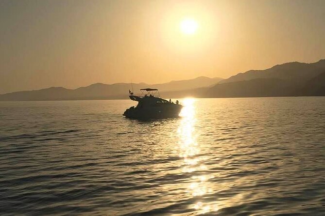 Half-Day Luxury Motor Yacht Cruise in Granada - Luxury without the stiffness
