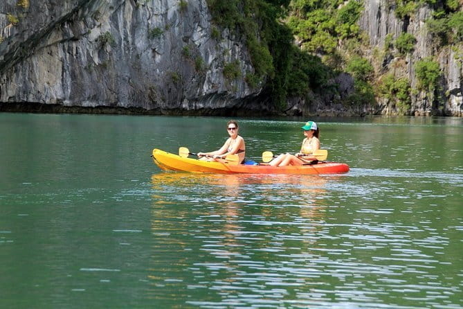 Halong Bay Day Trip Explore Caves, Kayak & Lunch by Saquila Yacht - Taking the speedboat to Thien Canh Son Cave