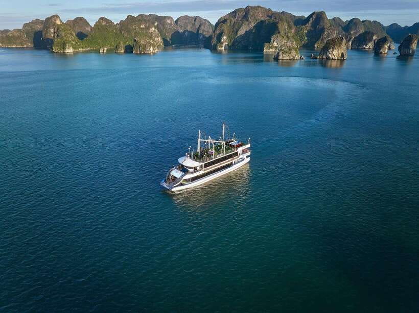 Halong Bay Luxury Cruise: Kayak&Swim,Cave, Party BEST SELLER - Who will enjoy this day most?