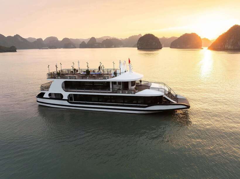 Halong Bay Luxury Cruise: Kayak&Swim,Cave, Party BEST SELLER - Lunch while the limestone islands pass by