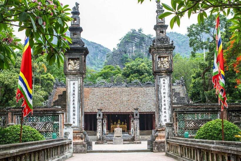 Hanoi: 3-Day Ninh Binh, Ha Long, & Lan Ha Bay Luxury Cruise - Day two: from Ninh Binh to the limestone bays