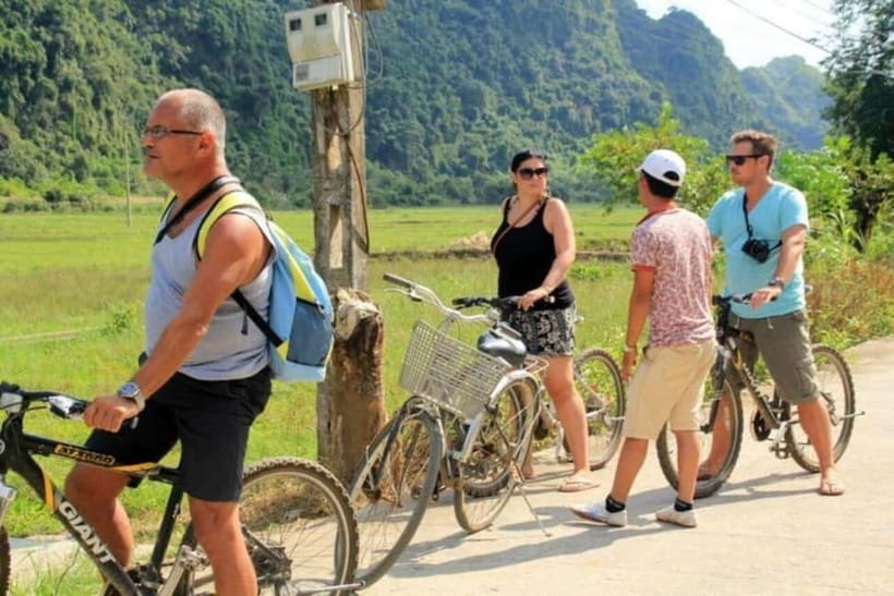 Hanoi: Lan Ha Bay & Cat Ba Island Day Trip on Luxury Cruise - A simple sunset party on the return ride